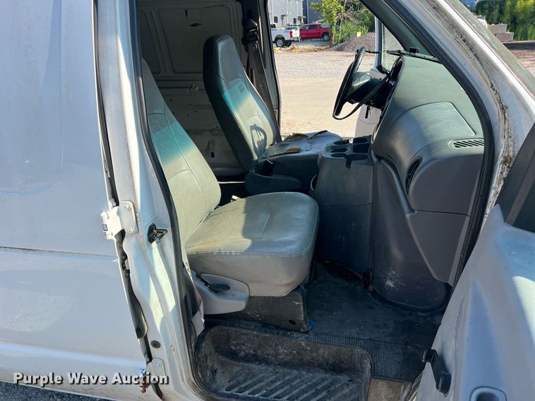 image for item II9208 2000 Ford E150  van