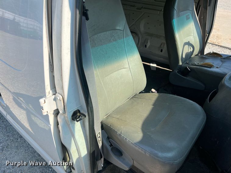 image for item II9208 2000 Ford E150  van
