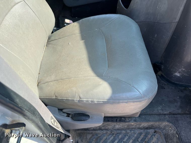 image for item II9208 2000 Ford E150  van