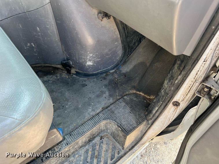 image for item II9208 2000 Ford E150  van