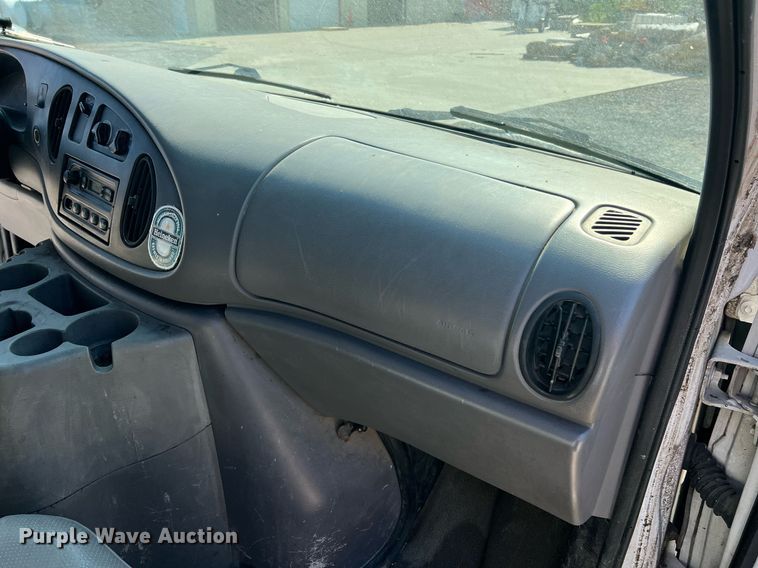 image for item II9208 2000 Ford E150  van