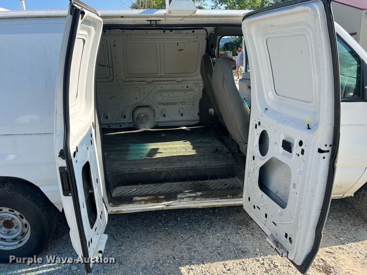 image for item II9208 2000 Ford E150  van