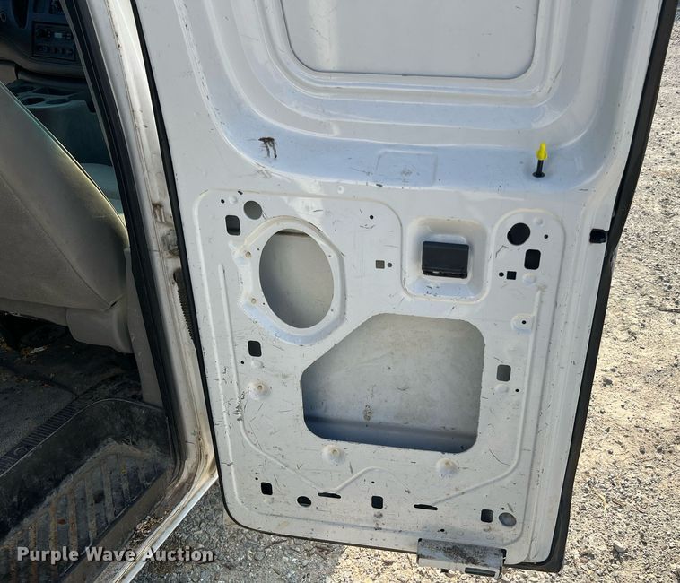 image for item II9208 2000 Ford E150  van