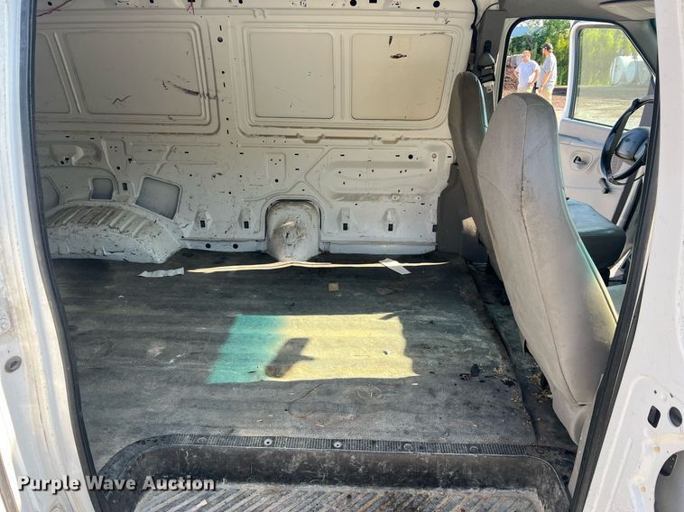 image for item II9208 2000 Ford E150  van