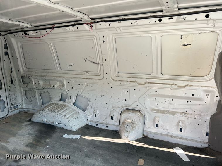 image for item II9208 2000 Ford E150  van