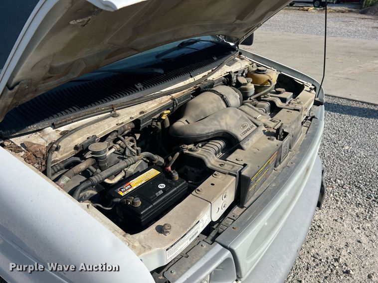 image for item II9208 2000 Ford E150  van