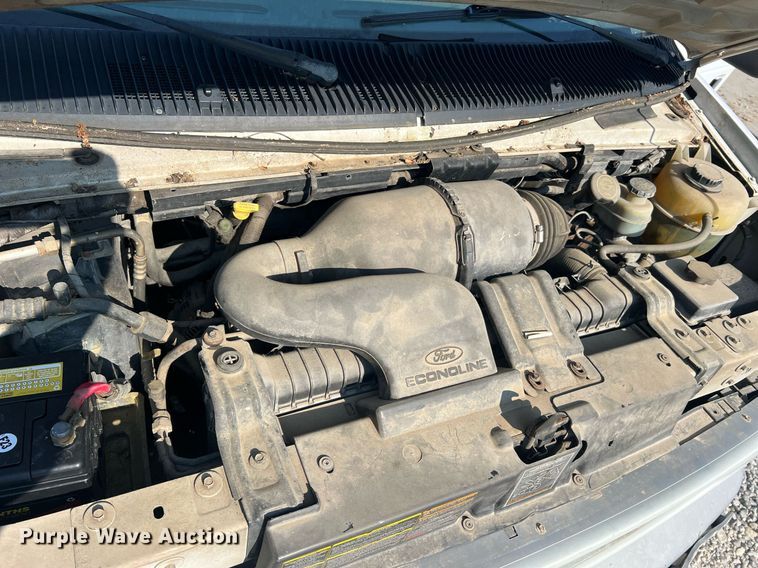 image for item II9208 2000 Ford E150  van