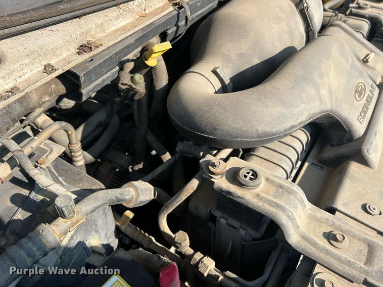 image for item II9208 2000 Ford E150  van