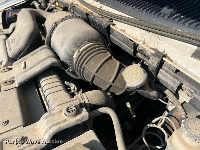 image for item II9208 2000 Ford E150  van