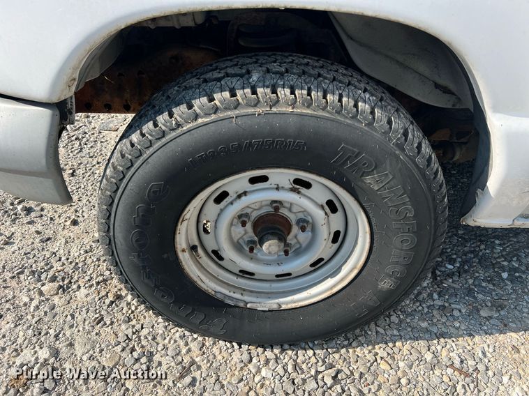 image for item II9208 2000 Ford E150  van