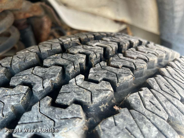 image for item II9208 2000 Ford E150  van