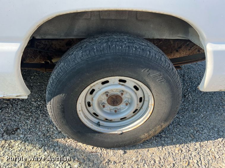 image for item II9208 2000 Ford E150  van