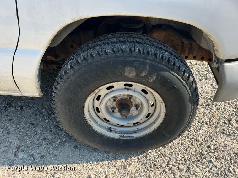 image for item II9208 2000 Ford E150  van