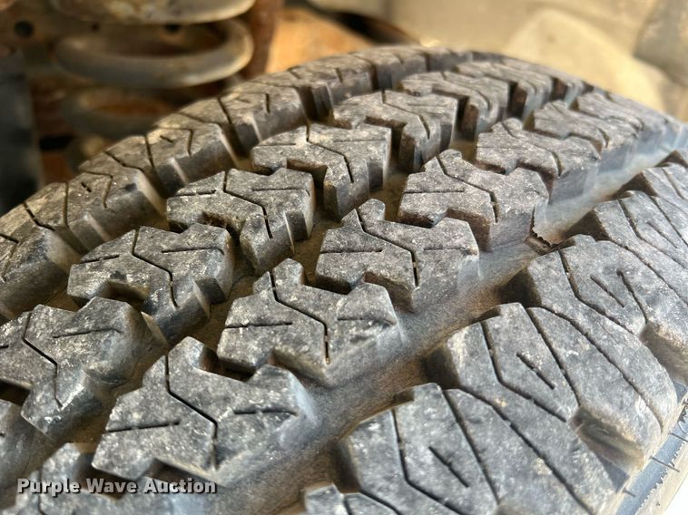 image for item II9208 2000 Ford E150  van