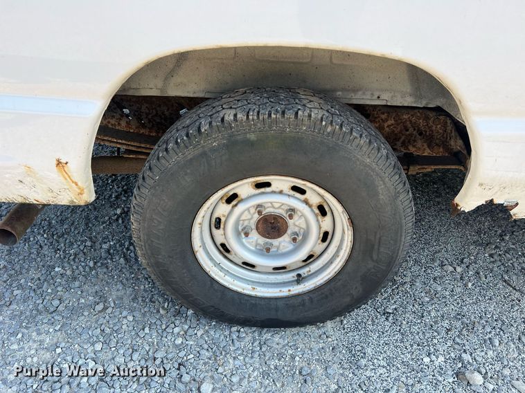 image for item II9208 2000 Ford E150  van