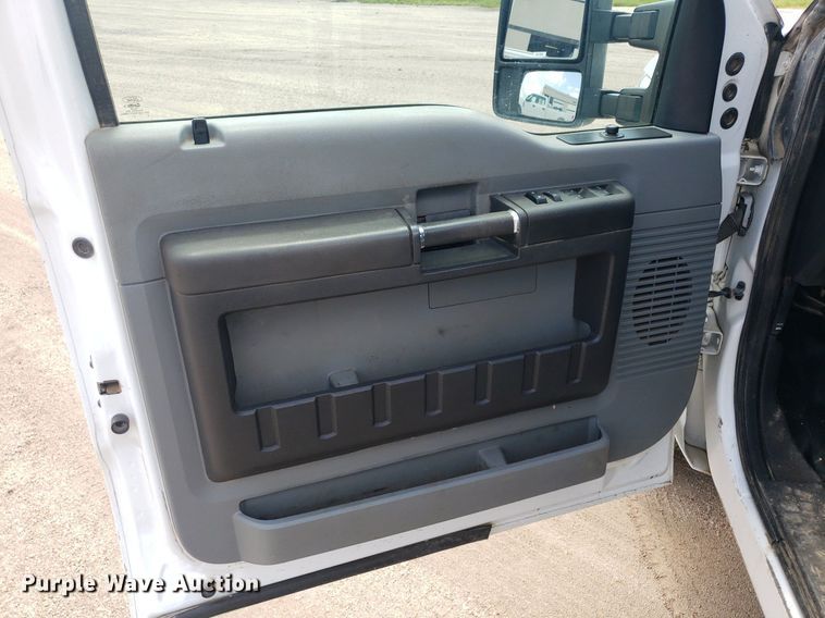 image for item IP9272 2016 Ford F250 Super Duty  Crew Cab pickup truck