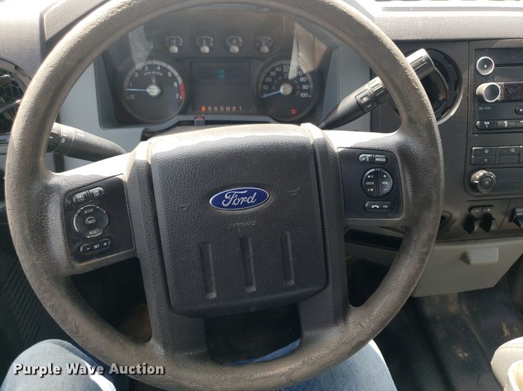 image for item IP9272 2016 Ford F250 Super Duty  Crew Cab pickup truck