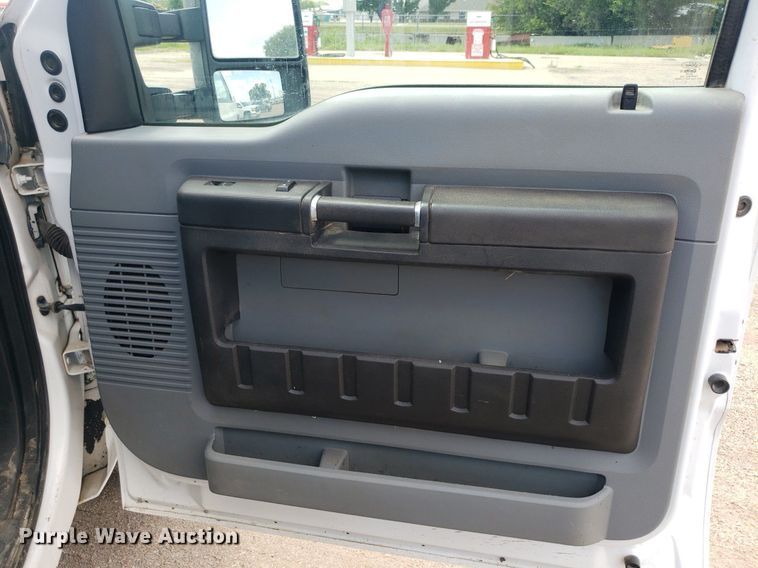 image for item IP9272 2016 Ford F250 Super Duty  Crew Cab pickup truck