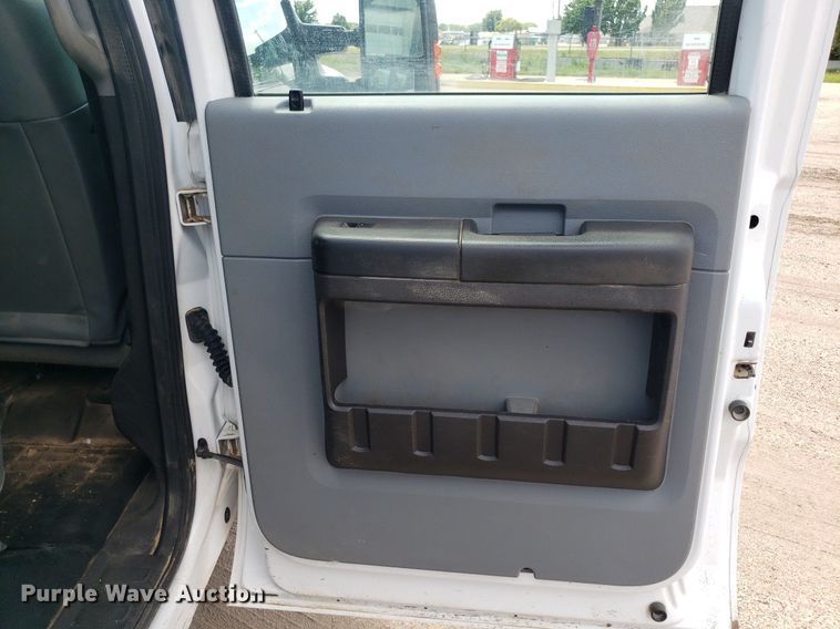 image for item IP9272 2016 Ford F250 Super Duty  Crew Cab pickup truck