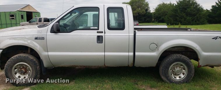 image for item IP9302 2004 Ford F250 Super Duty  SuperCab pickup truck