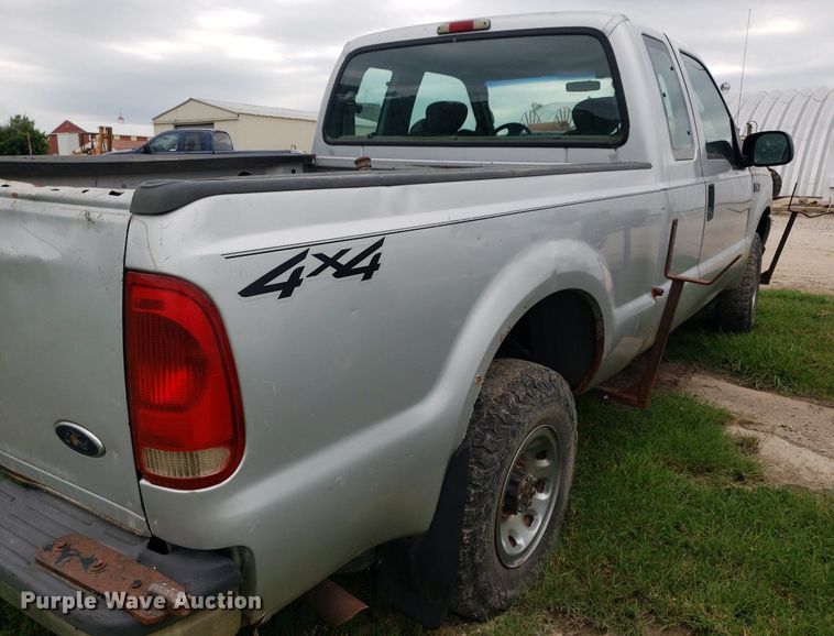 image for item IP9302 2004 Ford F250 Super Duty  SuperCab pickup truck