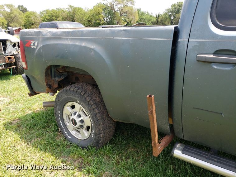 image for item IP9308 2012 GMC 2500HD  Crew Cab pickup truck