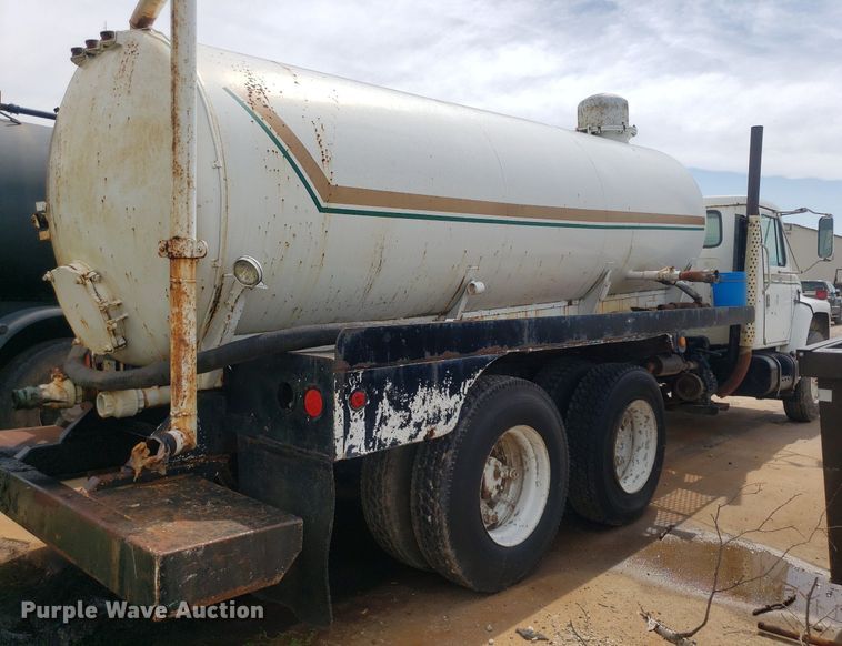 image for item IP9311 1981 International 60  vacuum truck