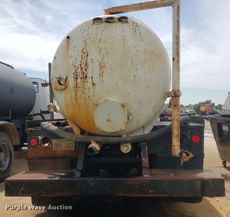 image for item IP9311 1981 International 60  vacuum truck