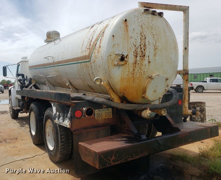 image for item IP9311 1981 International 60  vacuum truck