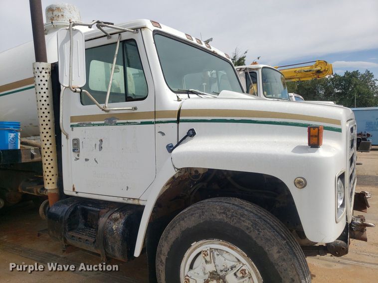 image for item IP9311 1981 International 60  vacuum truck