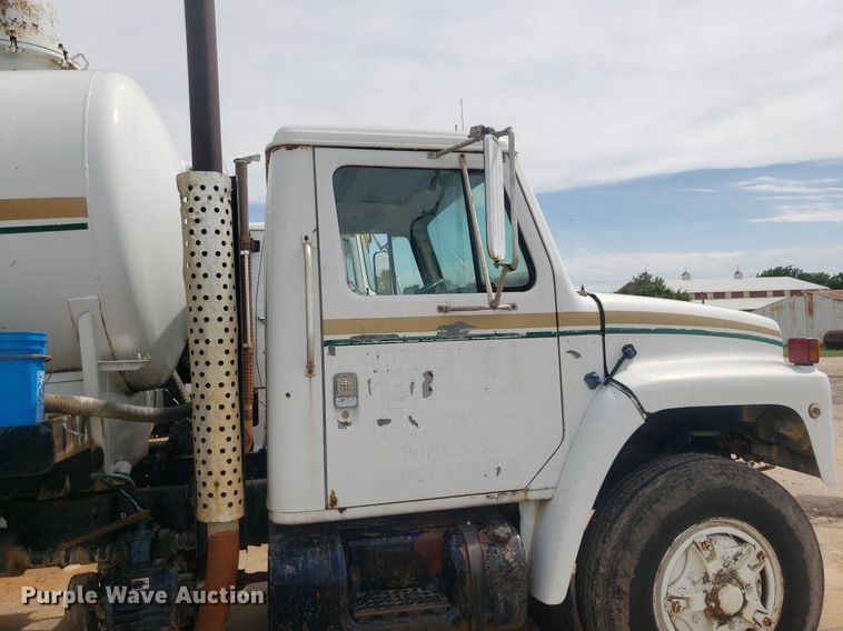 image for item IP9311 1981 International 60  vacuum truck