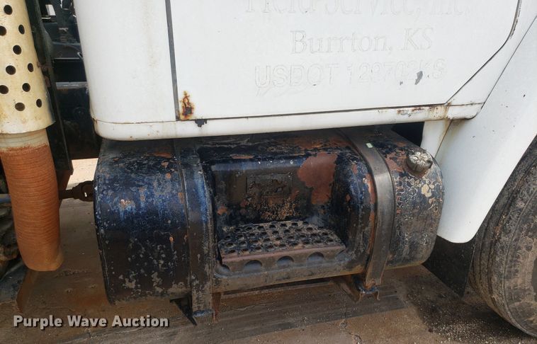 image for item IP9311 1981 International 60  vacuum truck