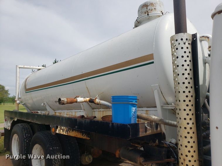 image for item IP9311 1981 International 60  vacuum truck