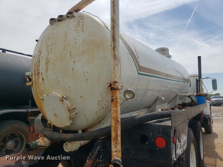 image for item IP9311 1981 International 60  vacuum truck