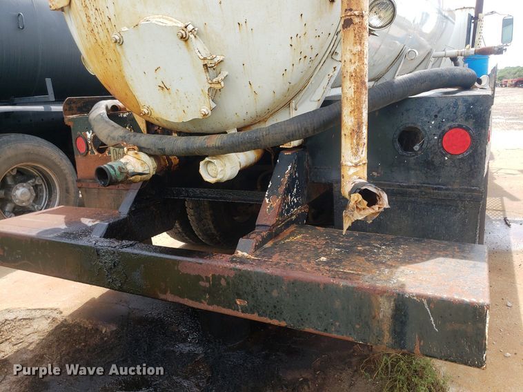 image for item IP9311 1981 International 60  vacuum truck