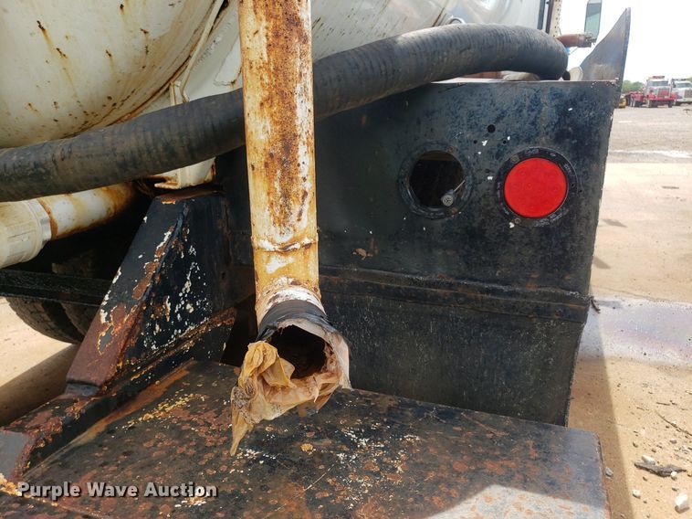 image for item IP9311 1981 International 60  vacuum truck