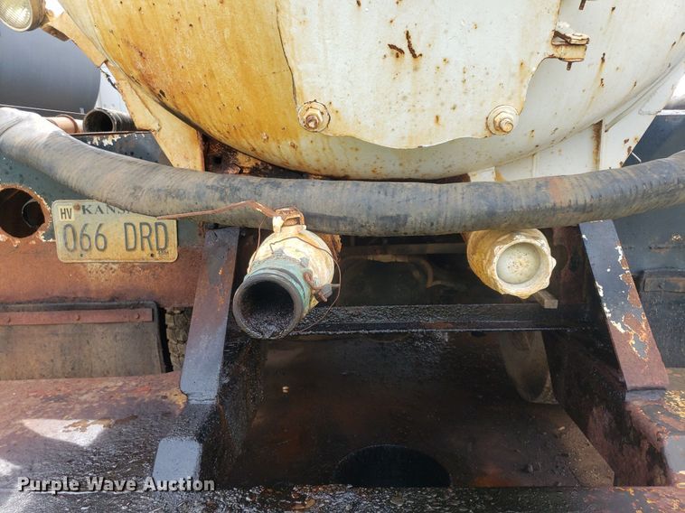 image for item IP9311 1981 International 60  vacuum truck