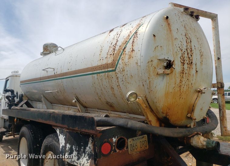 image for item IP9311 1981 International 60  vacuum truck