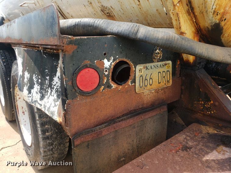 image for item IP9311 1981 International 60  vacuum truck