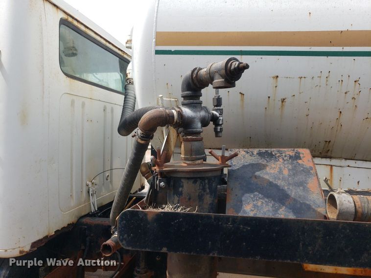 image for item IP9311 1981 International 60  vacuum truck