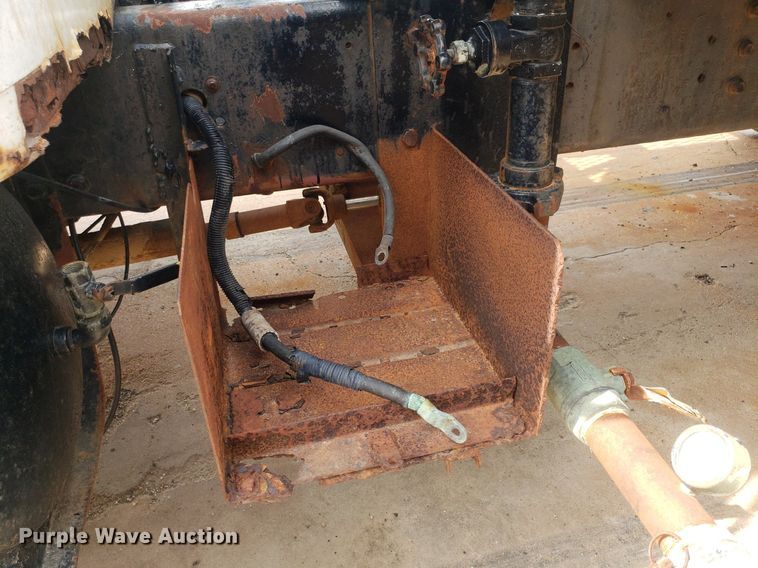 image for item IP9311 1981 International 60  vacuum truck