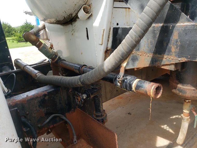 image for item IP9311 1981 International 60  vacuum truck