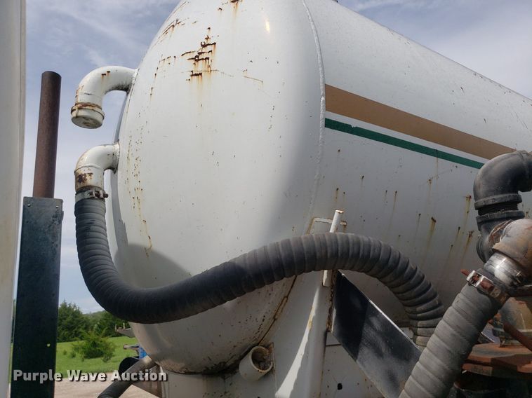 image for item IP9311 1981 International 60  vacuum truck