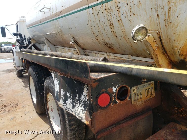 image for item IP9311 1981 International 60  vacuum truck