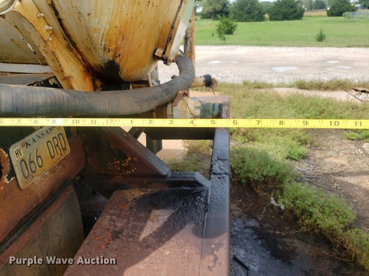 image for item IP9311 1981 International 60  vacuum truck