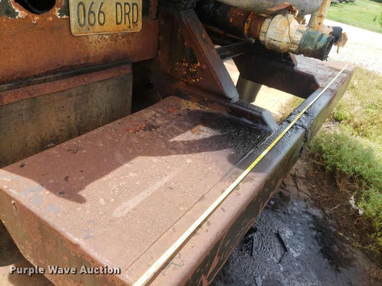 image for item IP9311 1981 International 60  vacuum truck