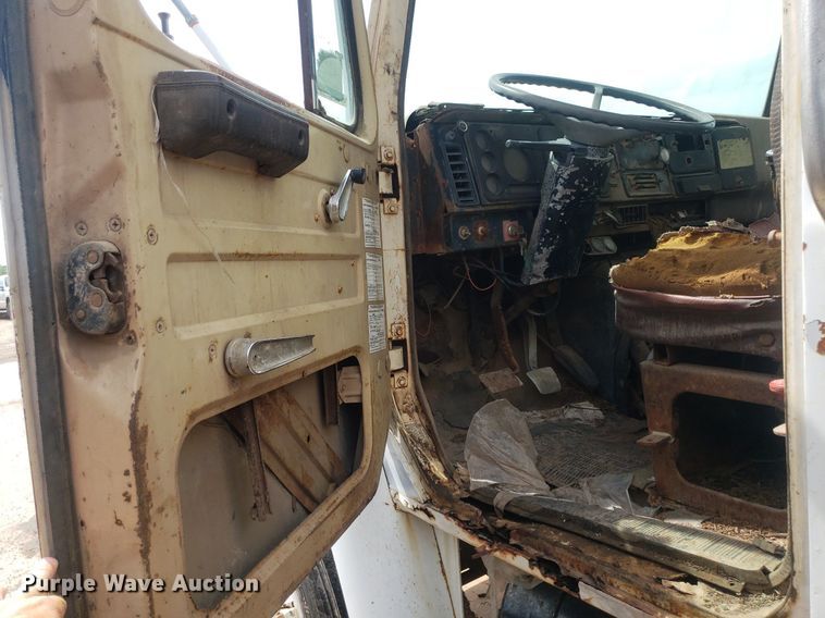 image for item IP9311 1981 International 60  vacuum truck