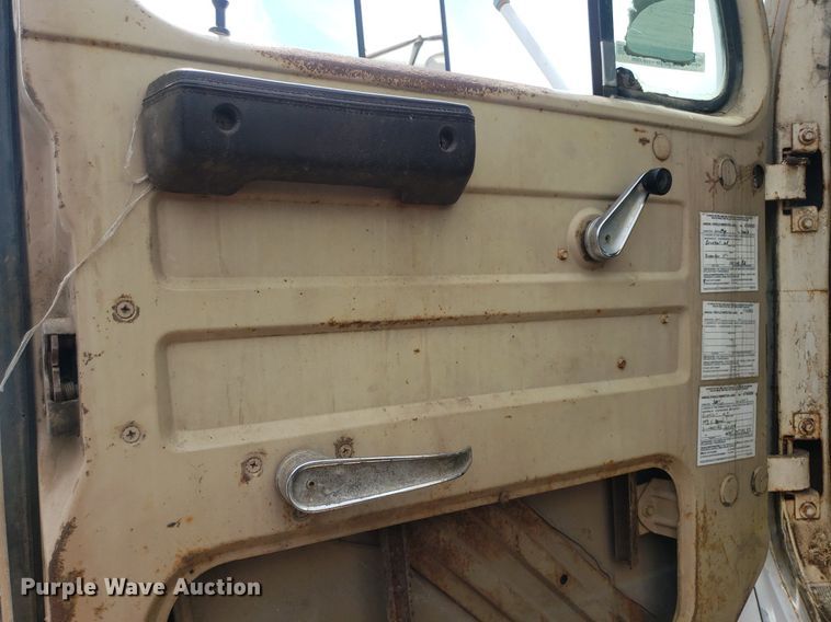 image for item IP9311 1981 International 60  vacuum truck