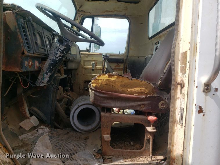 image for item IP9311 1981 International 60  vacuum truck