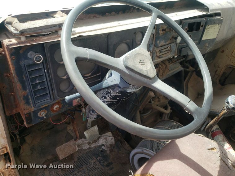 image for item IP9311 1981 International 60  vacuum truck